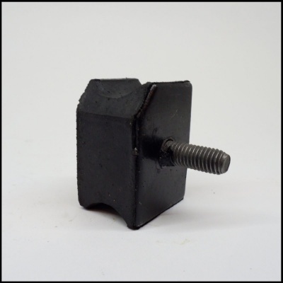 Parafuso com peça de borracha preta em fundo branco