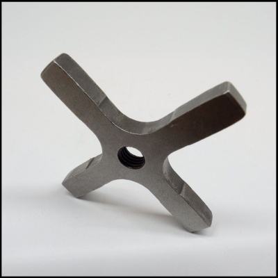 Peça metálica cinza escuro em forma de cruz com rosca interna no centro