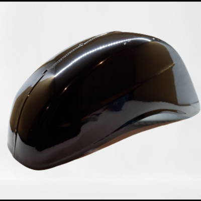 Capacete preto brilhante com formato aerodinâmico