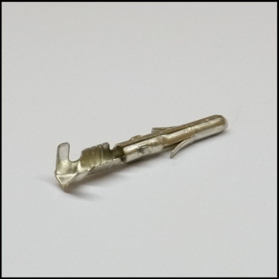 Conector metálico prateado sobre fundo branco