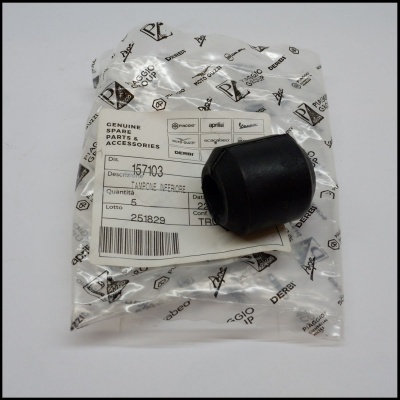 Peça preta pequena irregular com embalagem transparente e etiqueta