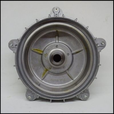 Peça mecânica metálica circular cinzenta com apoios externos e texto F.A. 110