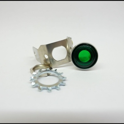Componentes mecânicos metálicos com lente verde sobre fundo branco