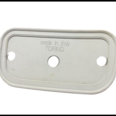 placa branca retangular com texto 'made in italy TORINO' e três orifícios