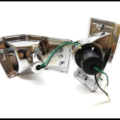 Farolins traseiros metálicos cromados com fios elétricos verdes e pretos