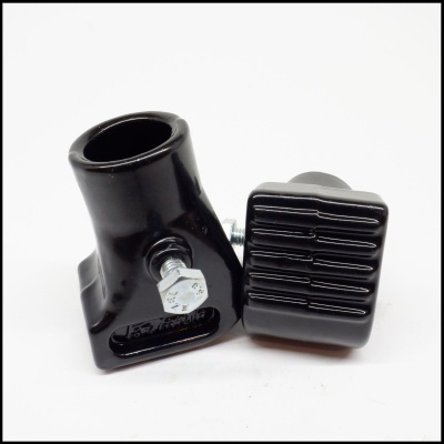 Suporte de pedal em metal preto com parafuso aparente e pedal texturizado