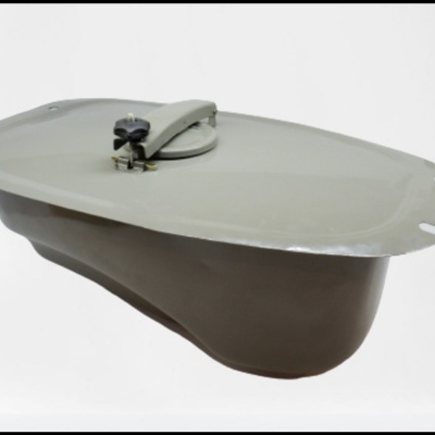 Vaso sanitário cinza com tampa e trava metálica sobre fundo branco