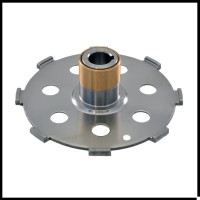 Peça metálica circular com orifícios e eixo central de cor bronze sobre fundo branco