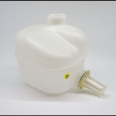 Recipiente plástico branco translúcido com bocal lateral e etiqueta amarela