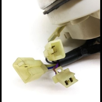 Três conectores elétricos amarelos com fios coloridos ligados a peça metálica branca