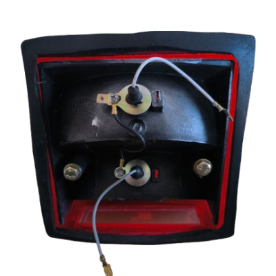 peça automóvel quadrada preta e vermelha com fios cinzentos e terminais metálicos