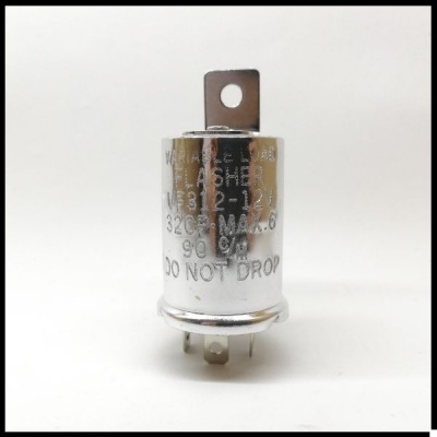 relé metálico prateado com texto gravado