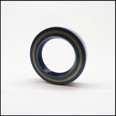 Rolamento de esferas com vedação preta e anel amarelo marcado com 6002
