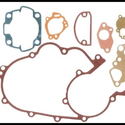 Conjunto de juntas de motor em várias cores sobre fundo branco