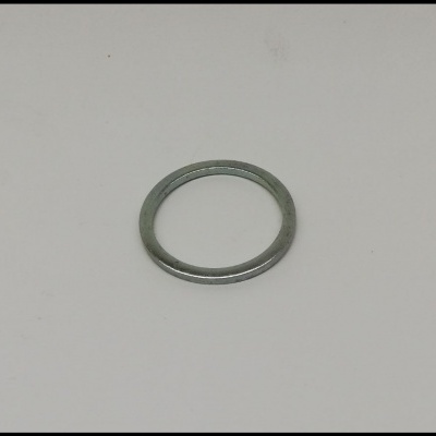 Anel metálico prateado numa superfície branca