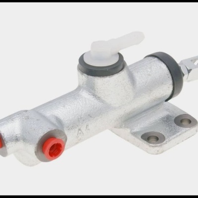 Peça metálica prateada com tampas vermelhas e bico branco sobre fundo branco