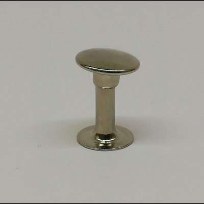 puxador metálico prateado com formato redondo