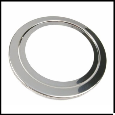 Anel metálico prateado circular brilhante