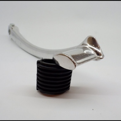 Alavanca de embraiagem cromada com punho preto sobre fundo branco