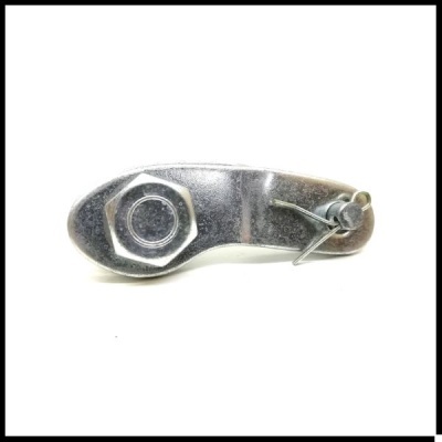 Peça metálica prateada com porca e pino de segurança