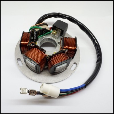 Estator elétrico com bobinas de cobre, base metálica e cabos coloridos com conector plástico branco