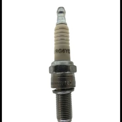 Vela de ignição automóvel com isolamento cerâmico branco e corpo metálico prateado