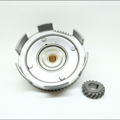 Peças metálicas prateadas, roda dentada maior e engrenagem menor sobre superfície branca