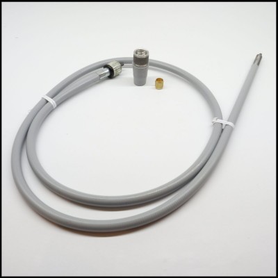 Cabo de telecomunicações cinzento com conector metálico e anel dourado