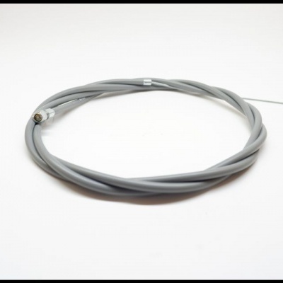 Cabo de aço com revestimento cinzento sobre superfície branca