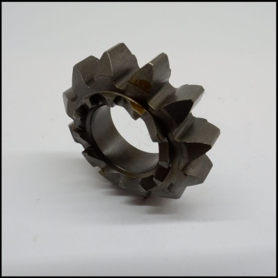 Engrenagem metálica cinza escuro com dentes helicoidais sobre fundo branco