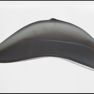 Objeto cinzento liso com forma aerodinâmica sobre fundo branco