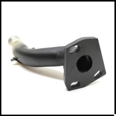 Peça metálica tubular preta com flange quadrada com três furos e um orifício central