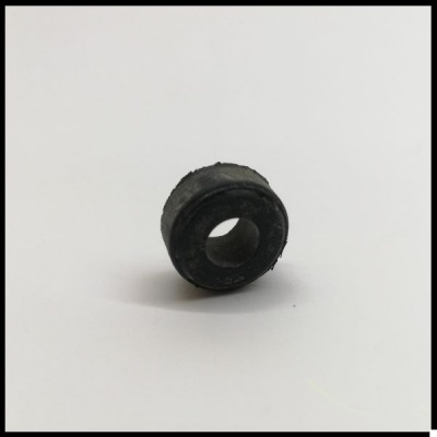 Peça cilíndrica preta de borracha com orifício central sobre fundo branco