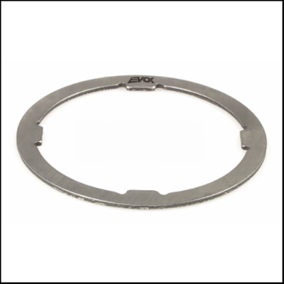 Anel metálico fino e circular com texto EVOK