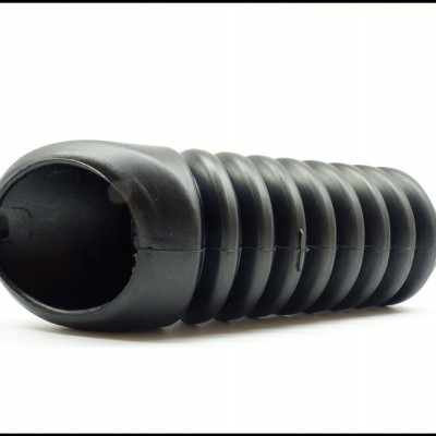 Protetor cilíndrico preto com ranhuras sobre fundo branco