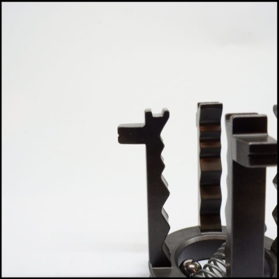 grilhão de metal com peças e molas