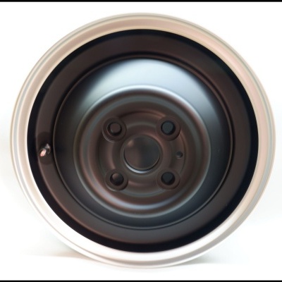 Jante de automóvel metálica preta e prateada com quatro furos para parafusos.