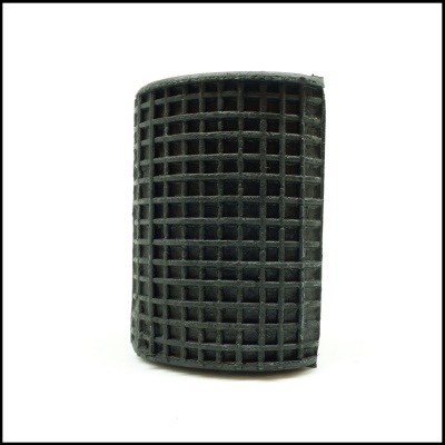 Carteira preta com padrão quadriculado em fundo branco