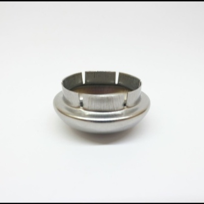 Componente metálico prateado circular com abertura interna