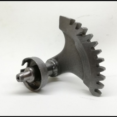 Peça mecânica metálica cinzenta com formato de engrenagem e dentes