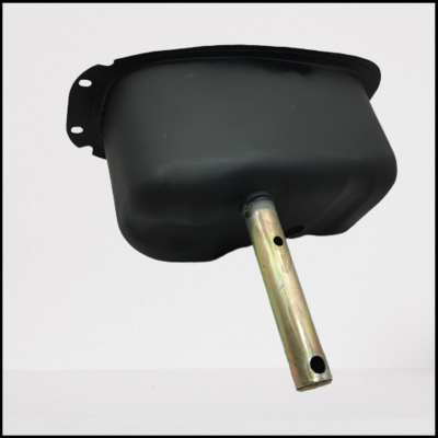 Componente automóvel metálico preto com tubo prateado e orifícios