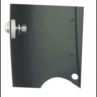 Chapa metálica preta com parafuso e porca