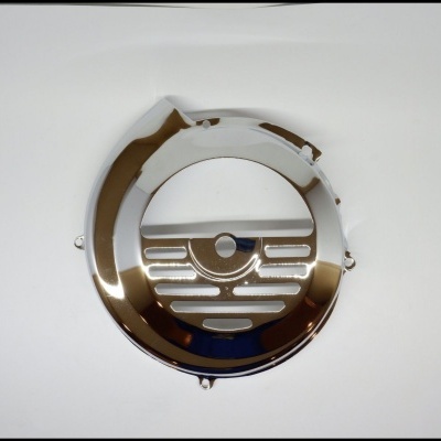 Tampa metálica redonda cromada refletiva sobre fundo branco