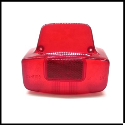 Luz traseira de bicicleta vermelha com reflector e texto gravado