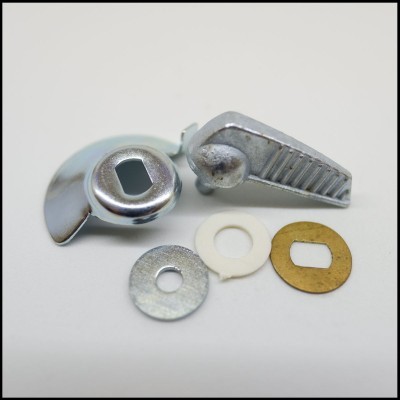 Peças metálicas e arruelas sobre fundo branco