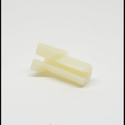 Peça plástica amarelada com fendas