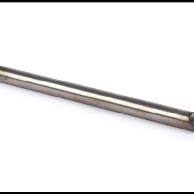 Eixo metálico cilíndrico prateado com ranhura numa extremidade