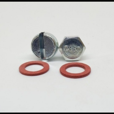 Dois parafusos metálicos e duas arruelas vermelhas sobre fundo branco