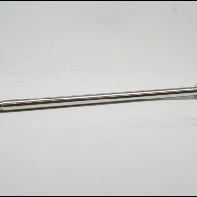 Parafuso metálico longo prateado com cabeça hexagonal em fundo branco