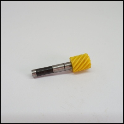 Ferramenta de corte metálica e amarela sobre fundo branco